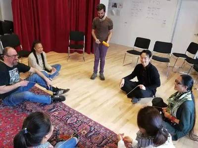 跨越山海的戲劇對(duì)話 一位美國導(dǎo)演與涼山彝族版《羅密歐與朱麗葉》